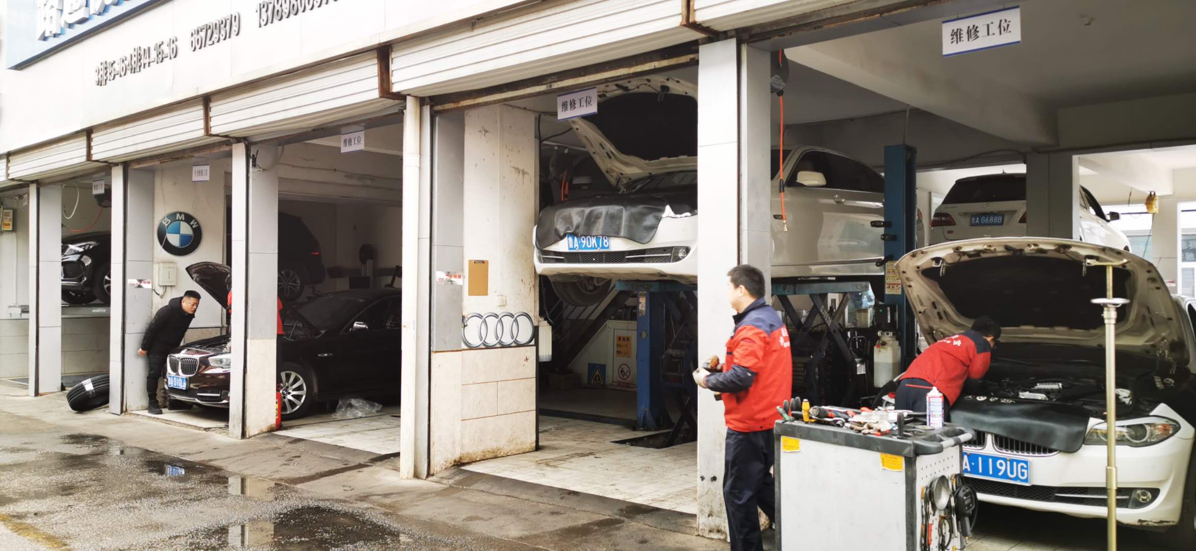 給汽車加油時不要讓機(jī)油溢出來！
